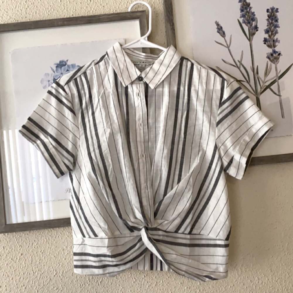 White and grey Haute Monde button up top, size small